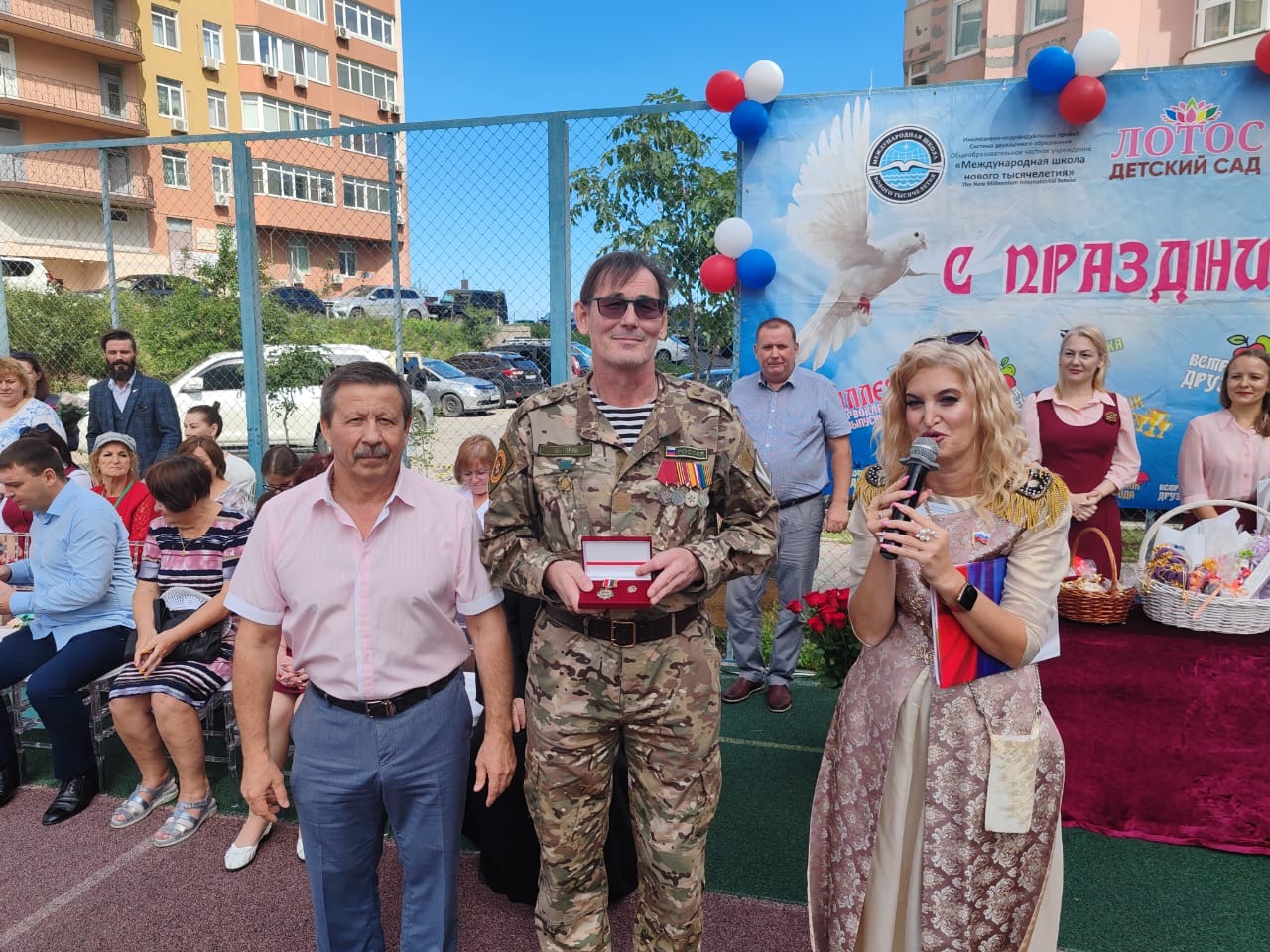 Депутат Думы города Владивостока Александр Аксенов принял участие в  торжественной линейке в «Международной школе нового тысячелетия»