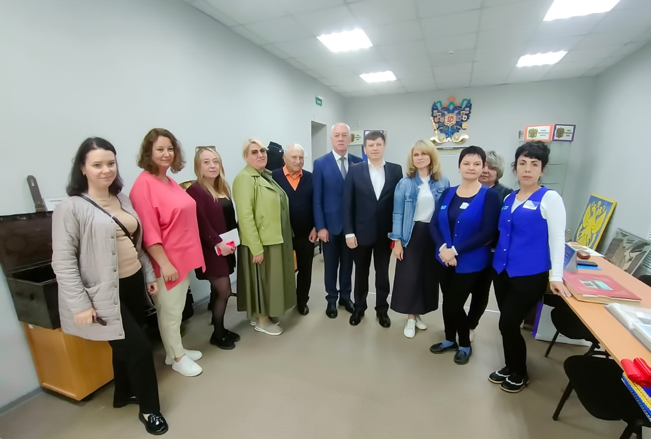 Председатель Думы города Владивостока Андрей Брик поздравил сотрудников УФПС Приморского края с созданием Музея почты