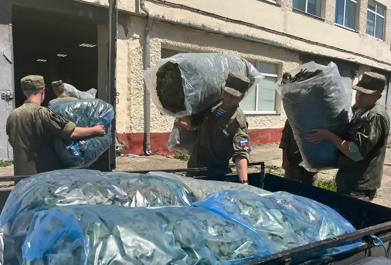 При содействии депутата Виктора Тарабарина для бойцов СВО переданы маскировочные сети, необходимые вещи 